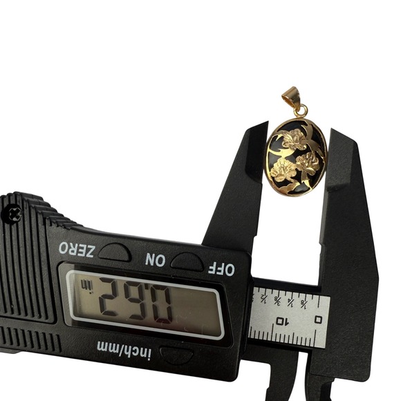 Lot of 2 Vintage Gold Floral Overlay Jade Onyx Oval Gemstone Pendant Necklaces - Picture 7 of 9